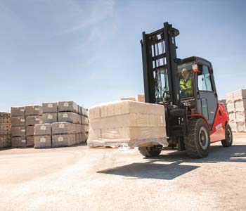 carretilla Carretilla almaco meteriales de construccion, alquiler de gruas y plataformas, transporte de mercancias, alquiler de maquinaria construccion