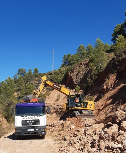 Camión Man y Retro JCB en Captación Camión Man y Retro JCB en Captación